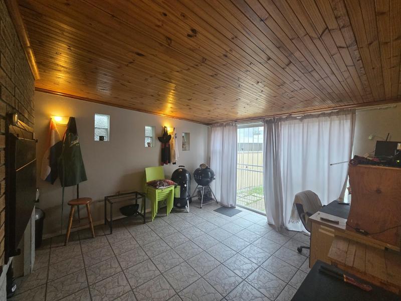 3 Bedroom Property for Sale in Oakglen Western Cape